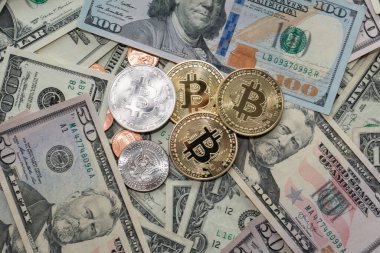 Dolar banknotlarındaki bitcoin paralar, elli yüz dolar. ABD Para Birimi ve BTC Kripto para birimi