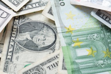 Euro ve dolar banknotları, ABD ve Avrupa Birliği arasındaki ticaret. ABD doları ve Euro ile eski ticaret ve takas