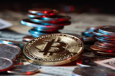 Dolar paralarının ve banknotların yanında altın Bitcoin. Amerikan doları nakit para birikti ve arka plan olarak kağıt para. Kripto para birimi ve engelleme teknolojisi kavramı