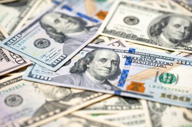 100 dolarlık banknotlar, Amerika 'dan gelen yeni ve eski kağıt faturalar. Amerikan parası ve parası birikti.