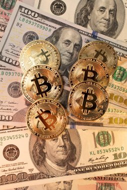Dolar banknotları üzerine Bitcoin. Yüz dolarlık banknotlar. Dijital Para ve Blok zinciri Teknolojisi için Altın Para Paraları sembolü