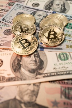 100 dolarlık banknotlardaki bitcoinler. Şifreli para ile Amerikan dolarını değiş tokuş et. Dijital ekonomi