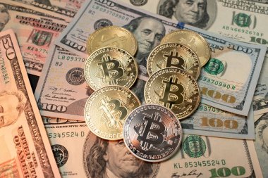 Dolar banknotları üzerine Bitcoin. Yüz dolarlık banknotlar. Dijital Para ve Blok zinciri Teknolojisi için Altın Para Paraları sembolü