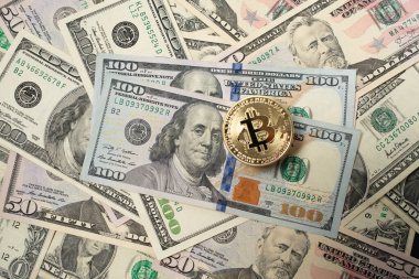 Bitcoin Kripto para birimi ve Amerikan doları banknotları. Şifreli paralar ve 100 dolarlık banknotlar. Fiat parasının üstüne dijital para birimi