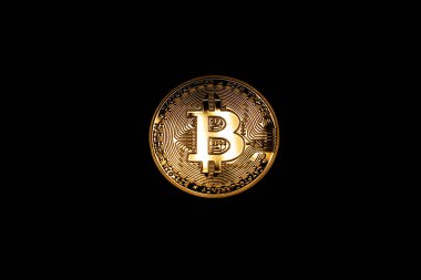 Bitcoin kripto para birimi karanlıkta. Zincir zinciri teknolojisi Bitcoin. Altın madeni para yakın plan. Kripto para birimi kavramı