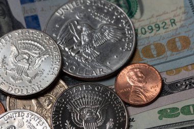 Yarım dolar ve bir dolar da Amerikan doları banknotlarının üstüne. Bozuk para ve kağıt para. Amerika Birleşik Devletleri 'nde ABD Doları nakit, finans ve ekonomi