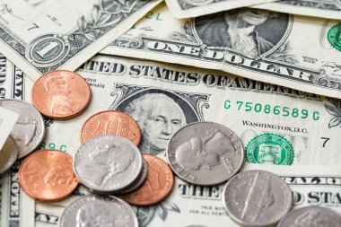 ABD 'den gelen banknotların üstüne dolar sikkeler. Amerika Birleşik Devletleri ekonomi ve zenginlik kavramı