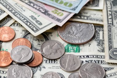 Dolar banknotları nüanslı bozuk paralar, bir dolara bozuk paralar. Nakit kağıt para. Kar ve borç kavramı