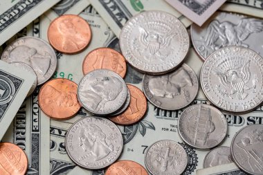 Dolar banknotları nüanslı bozuk paralar, bozuk paralar ve yarım dolar. Cas