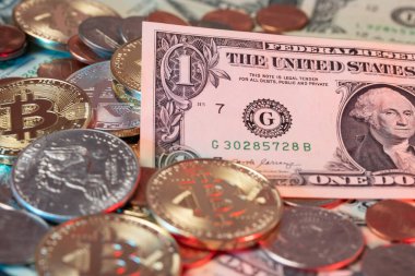 Dolar sikkeleri ve banknotlar arasındaki bitcoin. Bir Eisenhower doları, Bitcoin altınının ve bir dolar banknotun yanında. Kripto para değişimi kavramı