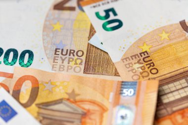 Arkaplan olarak 50 avro, Avrupa Birliği 'nden gelen turuncu banknotlar. Avro parası ve nakitle Avrupa 'da para birliği