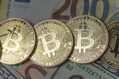 Amerikan doları banknotları ve euro banknotları üzerinde Bitcoin. Kağıt para kavramına şifreli para değişimi. Dijital para BTC ve ETH