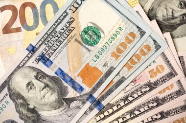 200 avroluk banknotlara 100 dolar. Avrupa ve Dolar Değişim Konsepti, ABD ve Avrupa Birliği arasındaki ticaret.