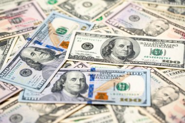 Arkaplan olarak 100 dolar banknot. Dolar, kağıt para ve 100 dolarlık banknotları Başkan Benjamin Franklin 'e dağıtın..