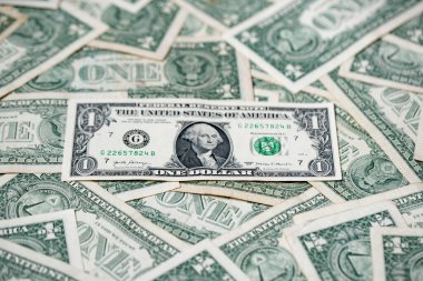 Bir dolar banknot üstüne bir dolar da arka tarafa. Bir Amerikan doları kağıt parasının kalıbı