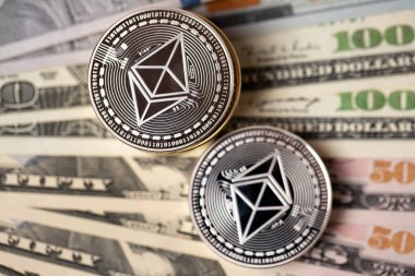 Elli dolarlık banknotların üstüne ethereum sikke. Şifreli Amerikan doları banknotları. Ethereum engelleme teknolojisi, dolar kağıt para konseptine geçiş