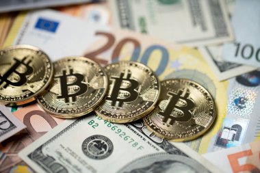 Bitcoin 200 Euro 'luk banknot ve 100 $' lık banknotlarda. Avro ve dolar konsepti ile şifreli para değişimi, dijital varlıkların ticareti