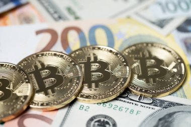 Bitcoin 200 Euro 'luk banknot ve 100 $' lık banknotlarda. Avro ve dolar konsepti ile şifreli para değişimi, dijital varlıkların ticareti