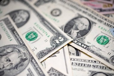 Banknotları yayın, nadir bulunan iki dolarlık banknotlar, bir Amerikan dolarının yanında. Amerikan parası ve parası.