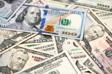 Amerikan doları banknotları yayıldı. Nakit para ve banknotlar. Amerika 'dan gelen kağıt para. 100 dolarlık banknotlar, 50, 50 dolarlık kağıt para.