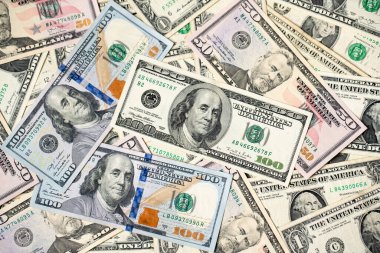 Amerikan doları banknotları yayıldı. Nakit para ve banknotlar. Amerika 'dan gelen kağıt para. 100 dolarlık banknotlar, 50, 50 dolarlık kağıt para.