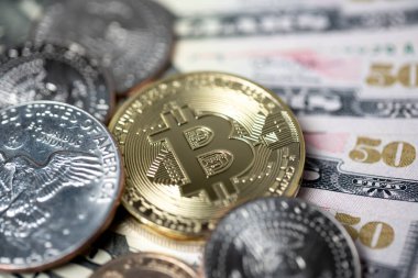 Bitcoin kripto para değişimi dolar ve banknotlarla. Bitcoin gibi dijital varlıklarla ticaret yapmak. Dijital engelleme teknolojisi kavramı.