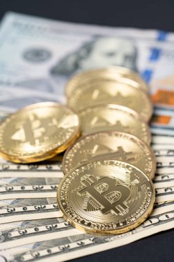 Bitcoin elli ve yüz dolarlık banknotlar halinde birikti. Kripto para birimi ve kağıt para değişimi kavramı