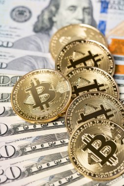 Bitcoin elli ve yüz dolarlık banknotlar halinde birikti. Kripto para birimi ve kağıt para değişimi kavramı