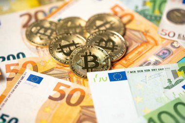 50 ve 100 Euro 'luk banknotlara Bitcoin. Avrupa kağıt parası, turuncu ve yeşil banknotlar