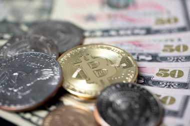 50 dolarlık banknotlarda Bitcoin altın sikkeleri. Dolar değişiminden Bitcoin kripto para birimi konseptine. Eisenhower Doları ve Altın Bitcoin 'e yarım dolar