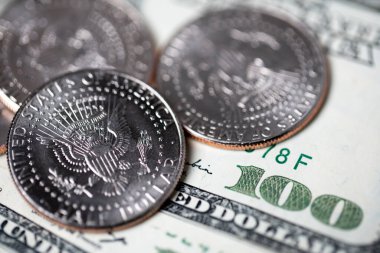 Amerikan doları banknotlarında dolar sikkeleri. Amerikan para birimi kapanışı. Ticaret ve para değişimi.