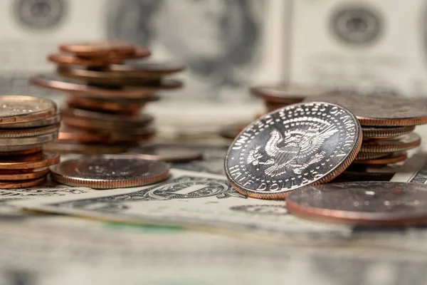 Μαζεμένα Νομίσματα Κέρματα Μισού Δολαρίου Χαρτονομίσματα Στο Παρασκήνιο Δολάριο Ηπα — Φωτογραφία Αρχείου