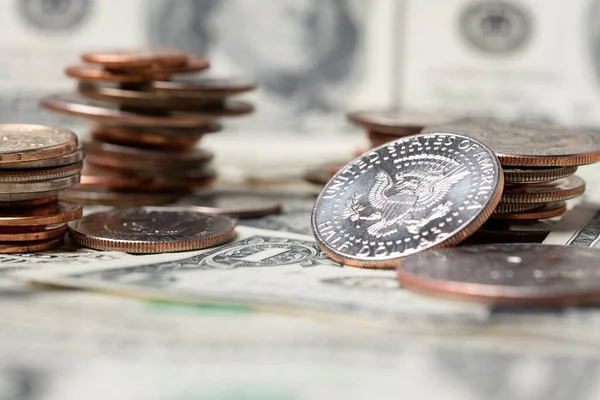 Monedas Dólar Apiladas Billetes Dólar Efectivo Dólares Pago Facturas Propinas — Foto de Stock