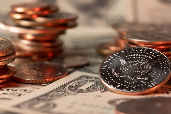 Nashromáždil Dolarové Mince Bankovky Pozadí Půl Dolaru Pravé Straně Usd — Stock fotografie