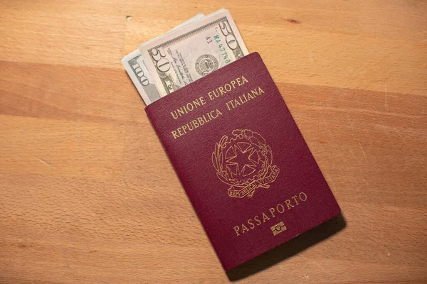 イタリアのパスポート内のドル紙幣 アメリカへの旅行 — ストック写真
