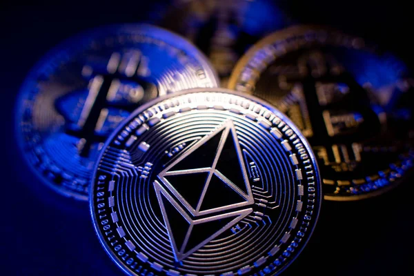 Arka planda Ethereum Coin ve Bitcoin var. Şifreli para birimi ETH ve BTC. Jeton Blockchain. High Tech Crypto konsepti. Merkezi olmayan kripto para birimi Eter