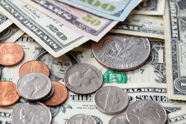 Dolar banknotları nüanslı bozuk paralar, bir dolara bozuk paralar. Nakit kağıt para. Kar ve borç kavramı