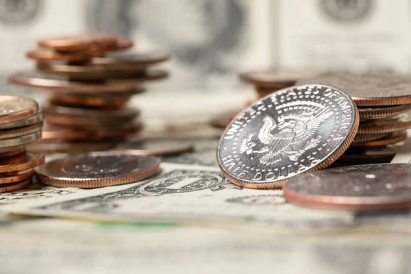 Nashromáždil Dolarové Mince Půldolarovou Minci Bankovkami Pozadí Měna Amerického Dolaru — Stock fotografie