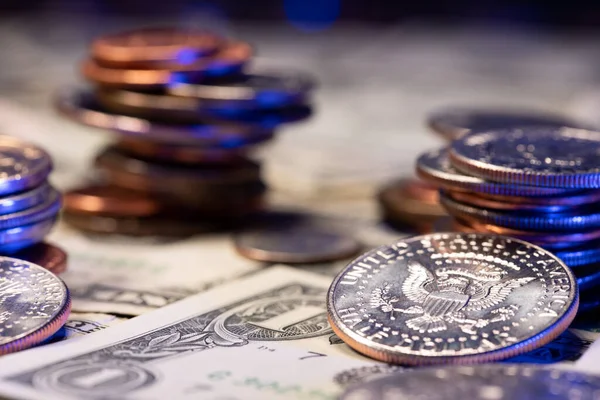 Půl Dolarové Mince Orlem Vedle Hromádky Dolarových Mincí Tyčících Nad — Stock fotografie
