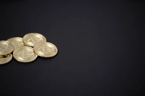 Bitcoin Oro Sobre Fondo Negro Copia Espacio Lado Derecho Crypto —  Fotos de Stock