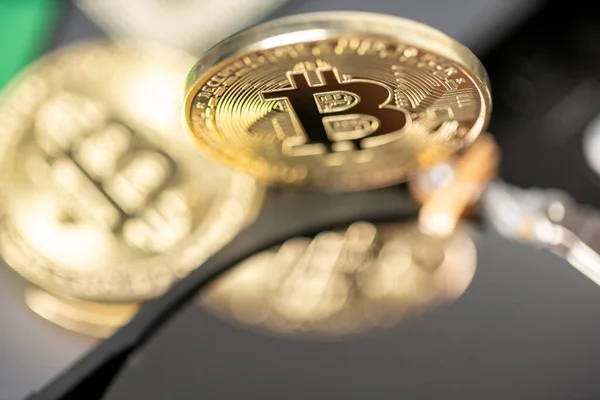 Sabit disk tabağında Bitcoin yansıması. Madencilik kripto para birimi kavramı. Bitcoin gibi dijital para birimli bilgisayar donanımı. BTC altın madeni parasının kapanışı