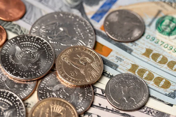 Monedas Dólar Medio Billetes 100 Dólares Difusión Efectivo Moneda Estadounidense — Foto de Stock