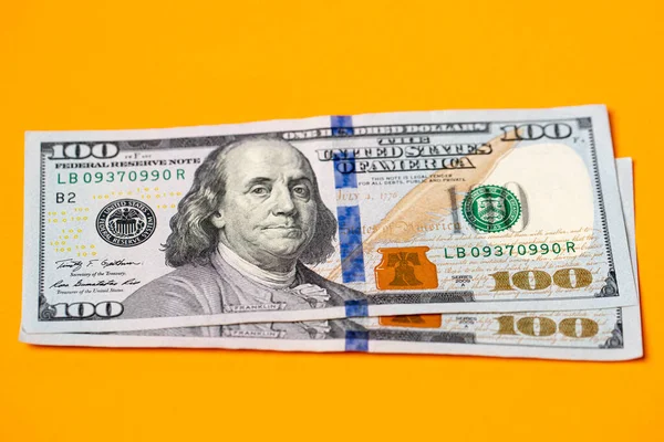 Banknoty Sto Dolarów Pomarańczowym Tle Stany Zjednoczone Ameryki Waluta 100 — Zdjęcie stockowe