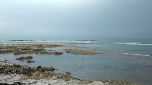 イタリアのビーチで波 地中海の景色 海の上の曇りの空 — ストック動画
