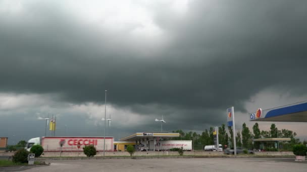 Toskana Italien Juni 2021 Dunkle Gewitterwolken Über Italien Tankstelle Und — Stockvideo
