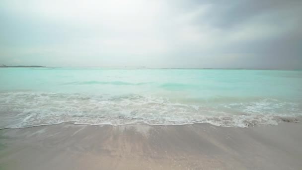 Piękna Plaża Ocean Wody Fale Łamanie Piaszczystej Plaży — Wideo stockowe
