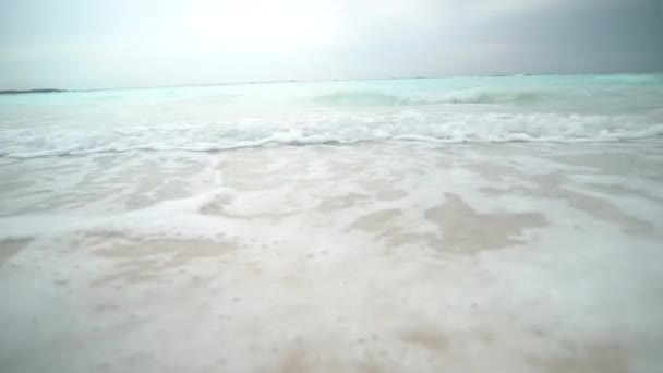 美丽的海滩 洁白的沙滩和清澈的海水上的小波浪的低角度视图 地中海 — 图库视频影像
