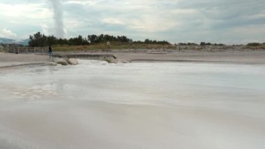 Rosignano, İtalya - 8 Haziran. 2021: İtalya 'daki Solvay Fabrikasının su ve atık boşaltımı. Boşaltma kanalından Kimyasal Santrale geçiyoruz. Fabrikadan çıkan su akışının yanında duran kişi.