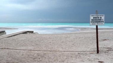 Banyo yapmayı ve ayakta durmayı yasakla. Kirli Su Yasak ve Tehlikeli