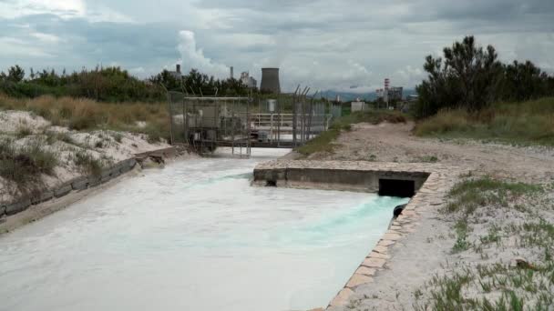 Rosignano Italia Junio 2021 Canal Descarga Agua Tubería Solvay Chemical — Vídeo de stock